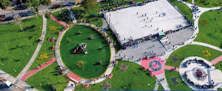 Vista aérea del Parque de la Familia con losa deportiva y juegos infantiles